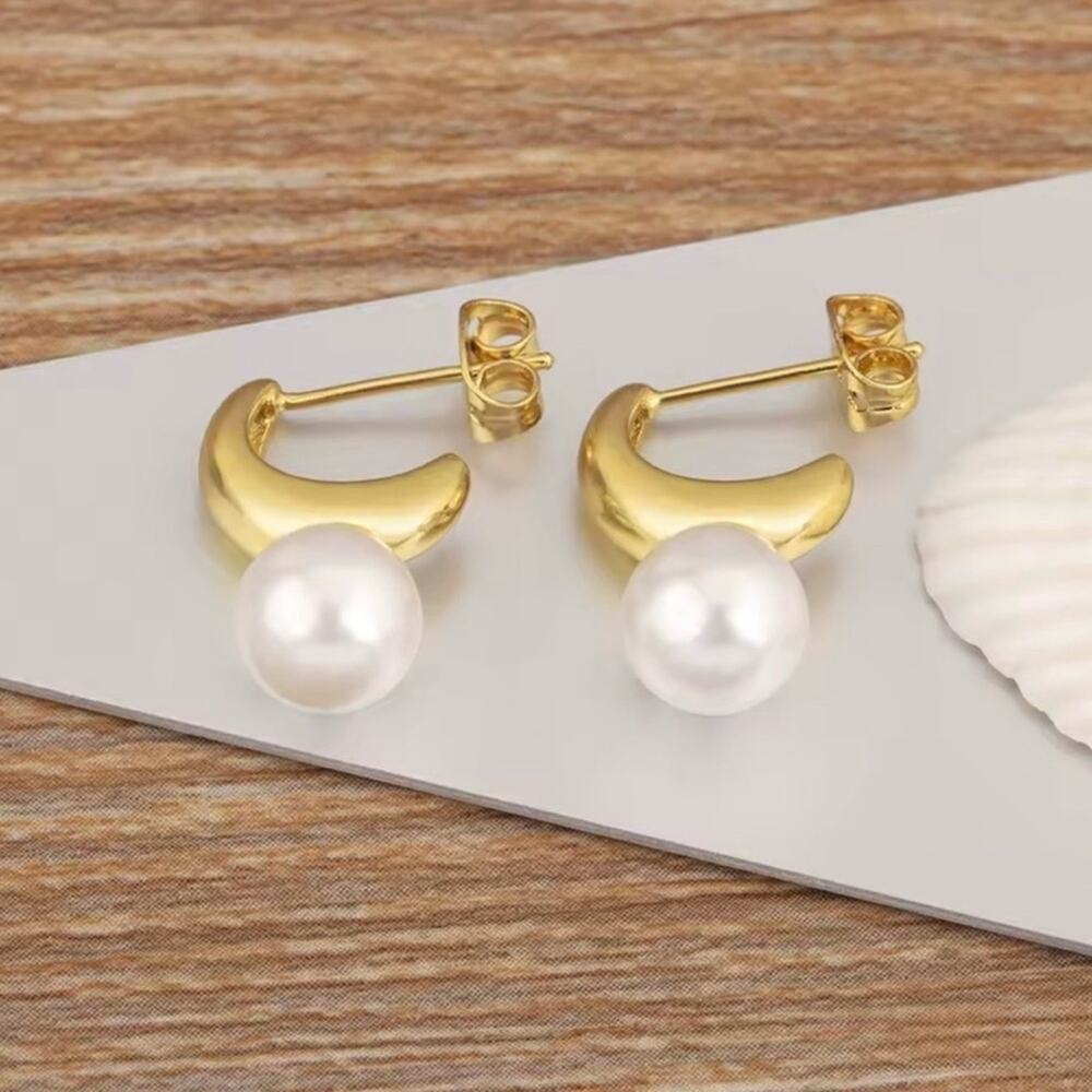 18K Gold Plated Pearl Crest Stud Earrings - Picture 3 of 7